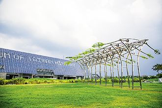 Solar farms, such as the one set up at a museum in southern Taiwan’s Tainan City, are a key part of the country’s efforts to expand renewable power. (Photo by Pang Chia-shan)