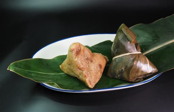 Shell ginger has many uses. Taiwanese are very familiar with the taste of zongzi wrapped in shell ginger leaves, while the plant’s fibers can be made into Chinese art paper.