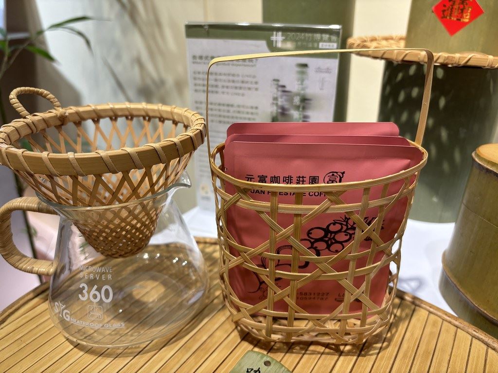 竹編濾杯亮眼,雲林縣府建議到療癒基地不忘搭配地產茶葉、咖啡,享受竹林好處。攝影:廖靜蕙