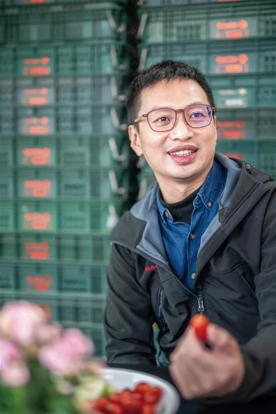 畢業後都在水果相關領域工作的許哲瑋，以其豐富的專業知識創辦水果選物平台「知果堂」。