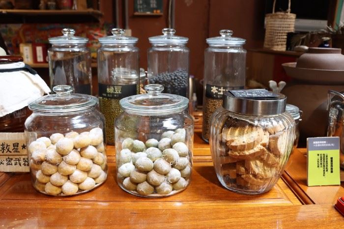 新村小商號所販賣的皆是無包裝的商品，民眾需自備容器來到店裡，才能順利買到所需商品。 攝影／蔡昀彤