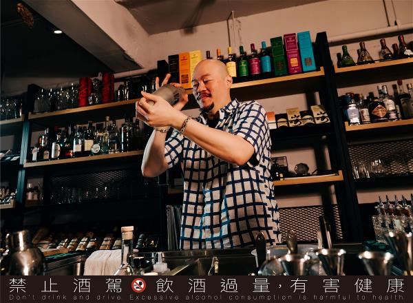 出於對台灣文化的好奇，作為調酒師的王偉勳，一步步涉足台茶領域。