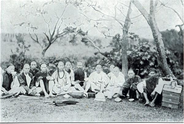 馬偕在以蒼空為頂、青草為蓆的自然環境中授課，以世界為教材。