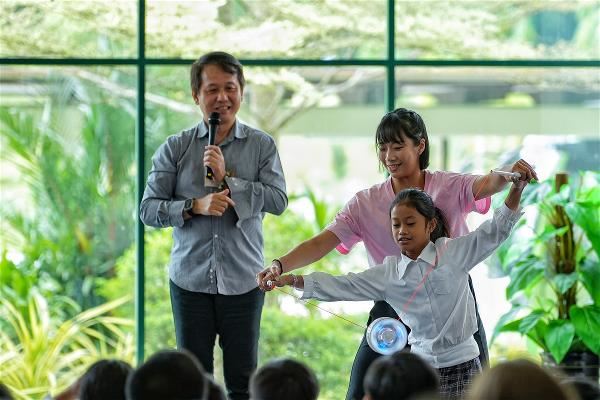 前進汶萊遮魯東國際學校及Pusat Ehsan特殊教育學校，舞鈴帶著當地師生們一同體驗扯鈴等雜技項目。（駐汶萊代表處提供）