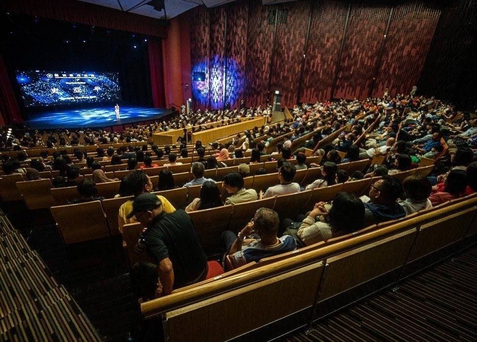 112年10月22日舞鈴劇場在汶萊遮魯東國際學校藝文中心第二場演出，現場座無虛席。