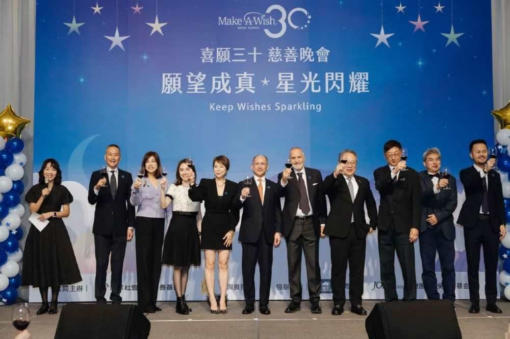 Make-A-Wish Taiwan喜願協會成立30年,理監事(左起)喜願協會執行長徐祥珍、理事王德賢、理事吳欣儒、理事蔡依珊、常務理事吳慕恒、理事長陳冠舟、國際總會CEO Luciano Manzo、常務理事陳翔玠、理事李心予、監事陳昌仁、理事麥耕豪。(喜願協會提供)