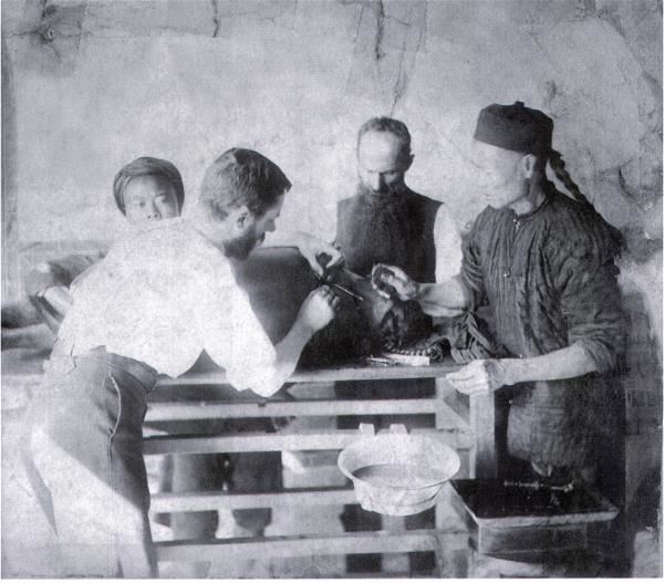 馬偕與駐淡水的外籍醫師合作，協力救助病患。