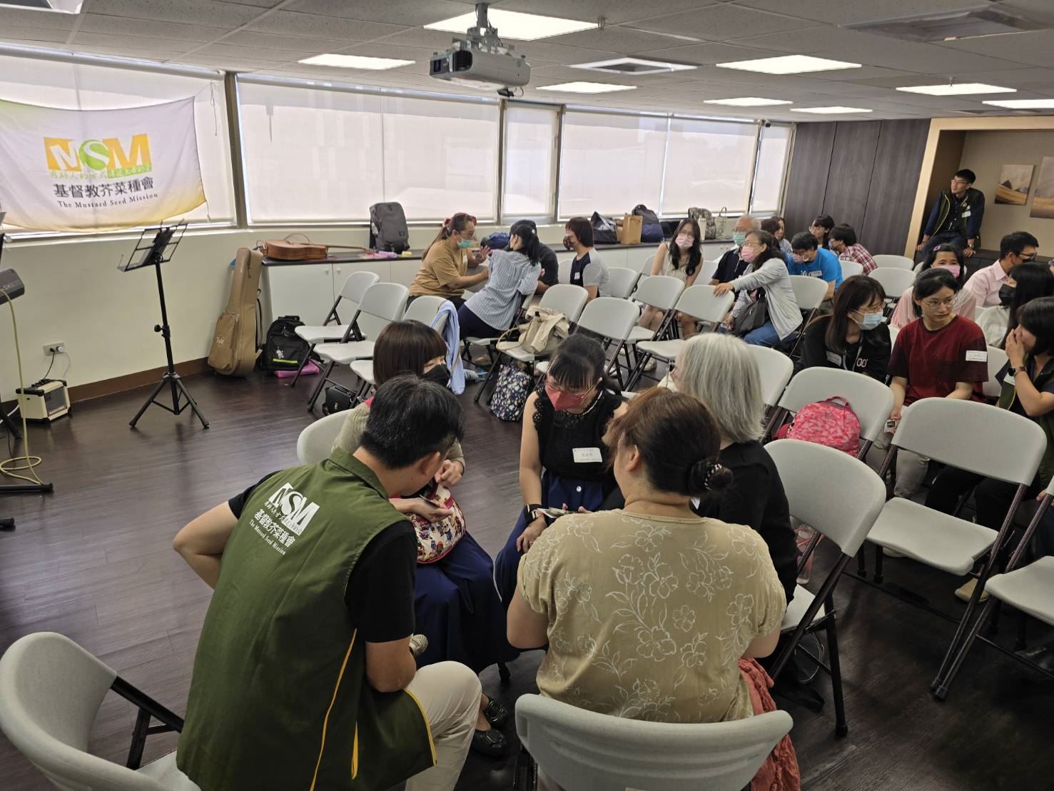 「傾聽，是最溫柔的陪伴。」志工們在實作演練中，學習不論斷、不急於給答案，成為社區的堅定支持者。（芥菜種會提供）