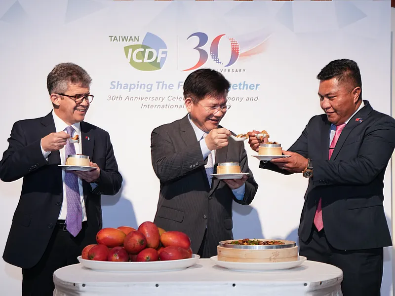 林佳龍部長與康仁德部長及巴諾亞部長一同以白鰻糯米飯「乾杯」，象徵臺灣與友邦情誼歷久彌新。