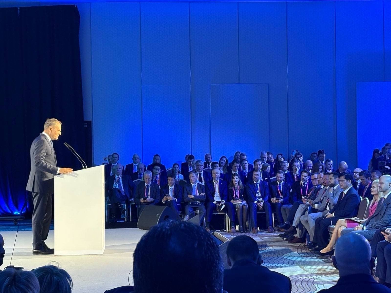 外交部長林佳龍出席華沙安全論壇開幕式，波蘭總理圖斯克（Donald Tusk）於台上致詞。