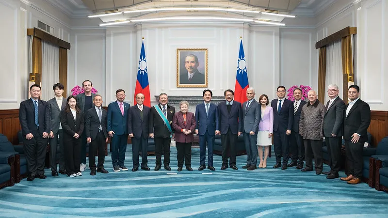 總統與出席貴賓合影