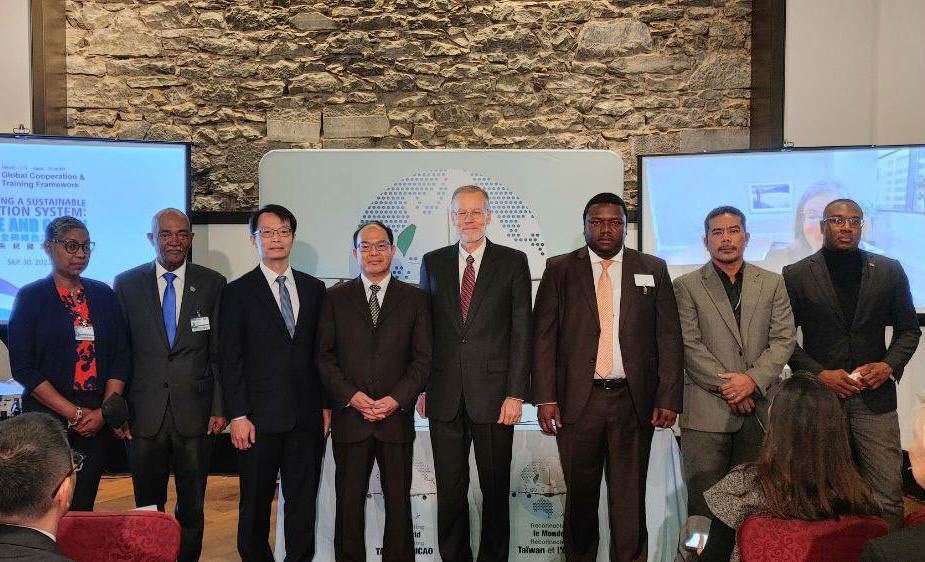 蒙特婁主會場合影。左起依序為聖文森民航局長Andrea Best、海地民航局長Laurent Joseph Dumas、民航局副局長林俊良、駐加拿大代表曾厚仁大使、美國駐「國際民航組織」(ICAO)代辦酈英傑(Brent Christensen)、史瓦帝尼交通部長Chief Ndlaluhlaza Ndwandwe、諾魯交通部次長Nodel Neneiya、聖克里斯多福及尼維斯駐加拿大高專署參事Eustace Wallace。