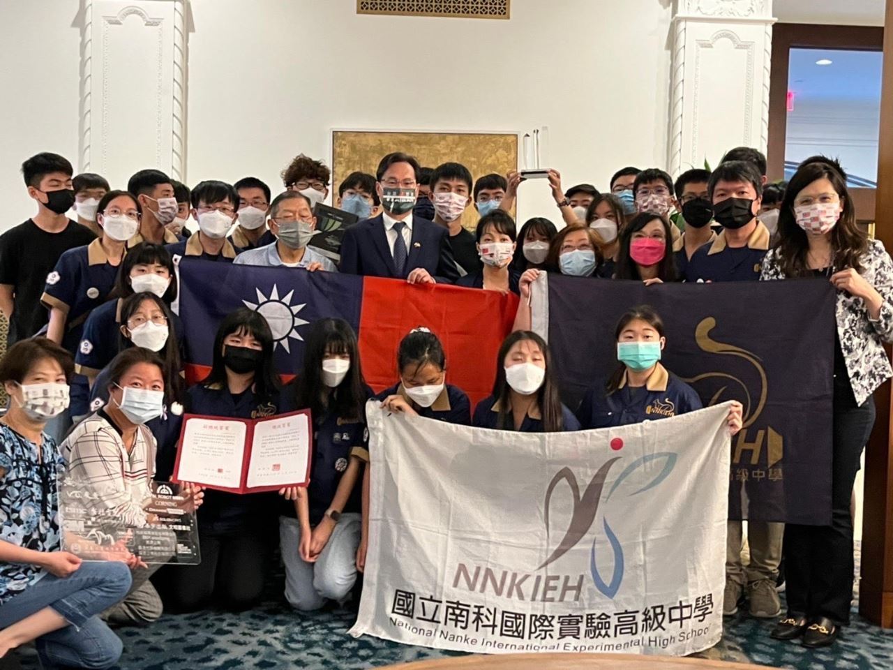 駐休士頓辧事處羅復文處長與所有參賽者合影。