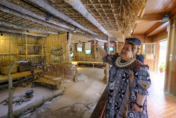 卡蒂爾大使參觀太魯閣族傳統家屋，指著屋頂結構與廚房陳設，直言與馬紹爾傳統房屋很類似，只是在馬紹爾大多用的是椰子樹做屋頂。
