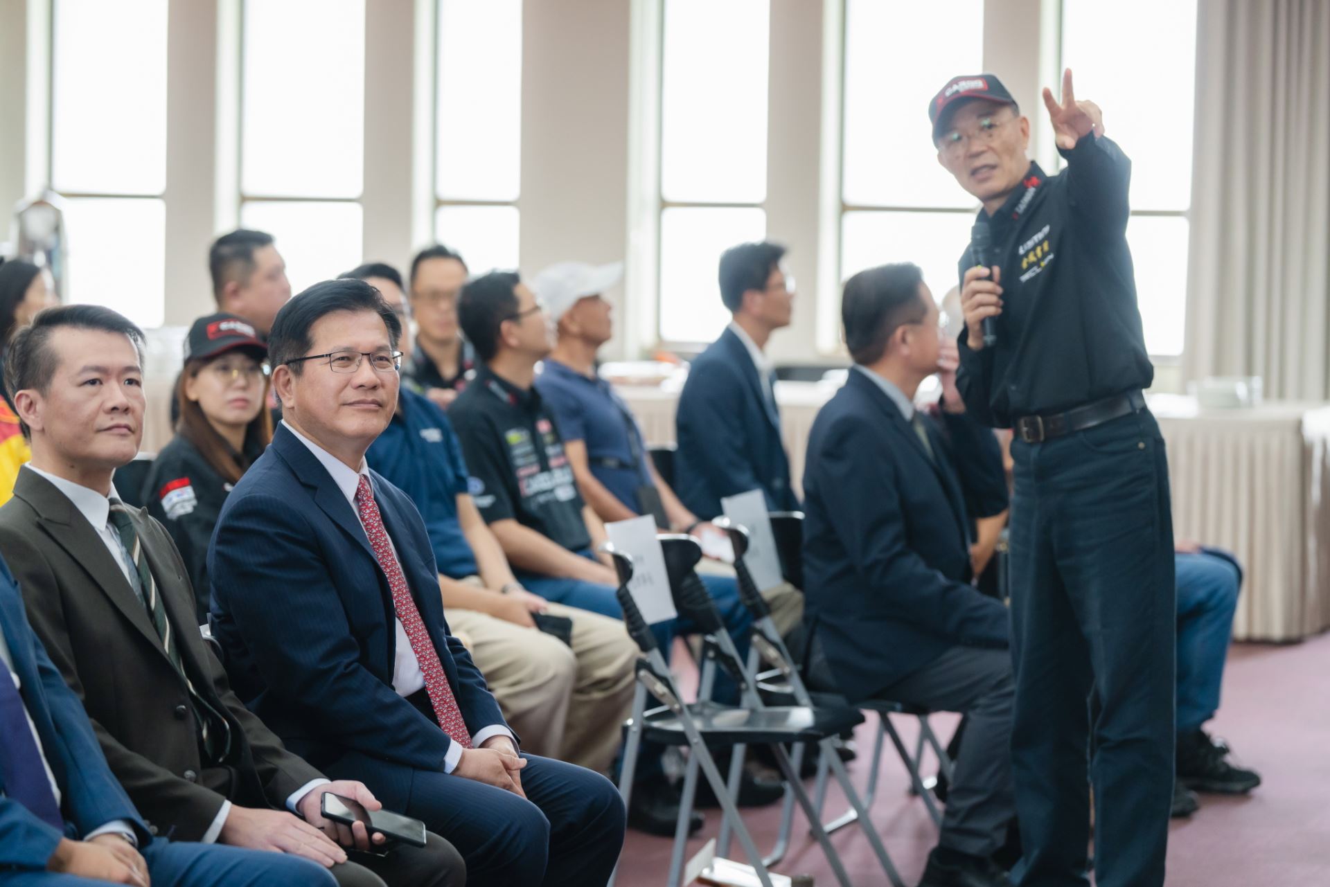 外交部長林佳龍聽取中華安駕學會理事長陳和皇簡報過去參賽為國爭光情形。