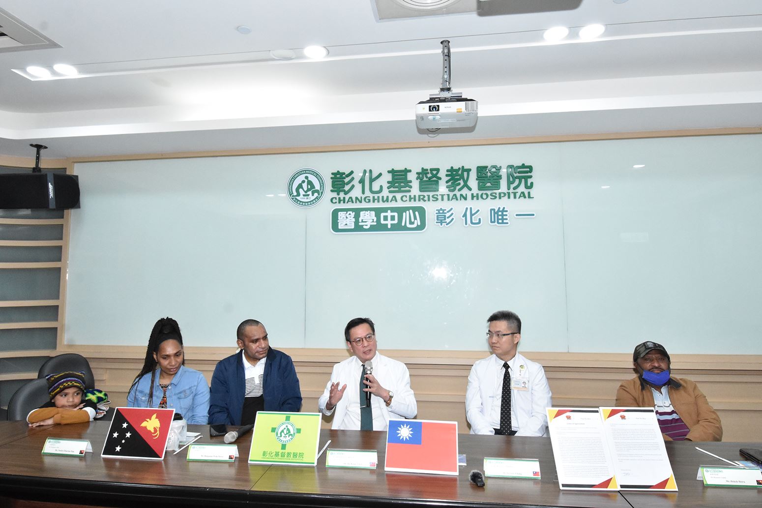 陳穆寬總院長（左四）表示，未來彰基會持續配合醫療外交，拓展海外醫療服務。