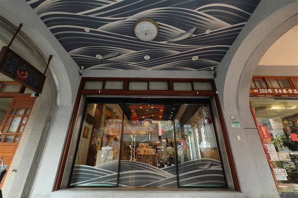 The decor of the entryway to the Lee Rih Sheng Company tells you right away that this is a shop that mainly sells seafood as well as dried foodstuffs.