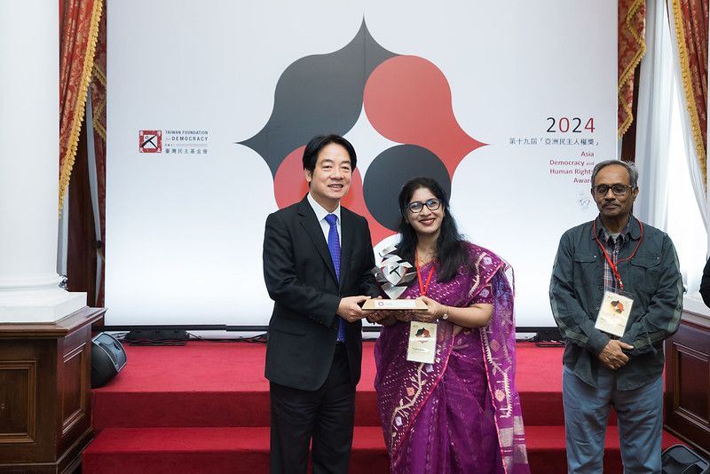 President Lai Ching-te (left) presents the 2024 Asia Democracy and Human Rights Award to Taskin Fahmina, a senior researcher and expert in gender from Bangladesh-based human rights organization Odhikar, during a ceremony Dec. 10 in Taipei City. (Courtesy of Presidential Office)