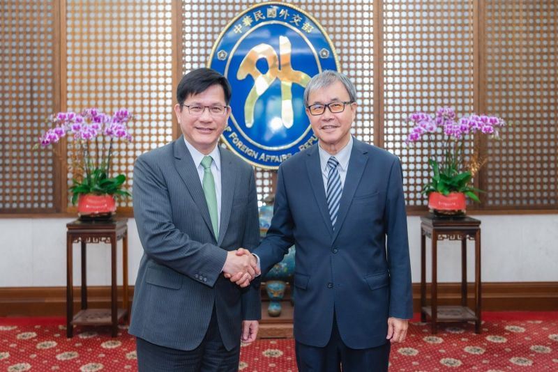 Foreign Minister Lin Chia-lung (left) meets with Education Minister Cheng Ying-yao May 5 in Taipei City to discuss interministerial educational collaboration. (MOFA)