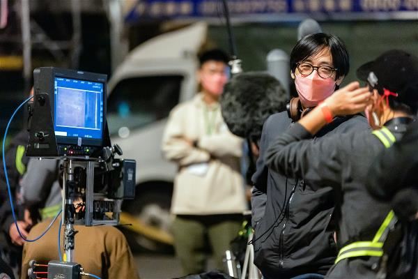 Director Arvin Chen (second right) presents fresh perspectives on Taipei in the film version of Loveboat, Taipei. (courtesy of 1 Production Film Co.)