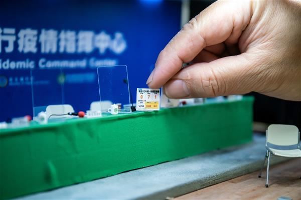 鄭鴻展喜歡用諧音為作品取名。《疫情指灰中心》,2021年完成,比例120。