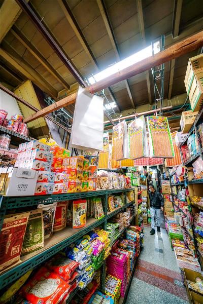 位在中正路上的「大益糖果店」,洗石子的外牆,入內卻見木屋的結構,這樣的房子在嘉義還藏有很多很多。
