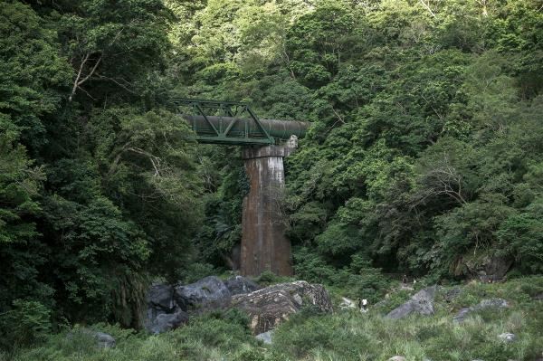 Along the Shakadang Trail one can see this enormous water pipe, which dates to the era of Japanese rule.