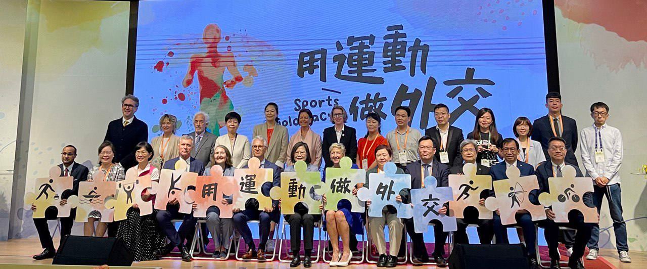 蔡總統、外交部NGO國際事務會執行長王雪虹(左2)及其他貴賓合影。