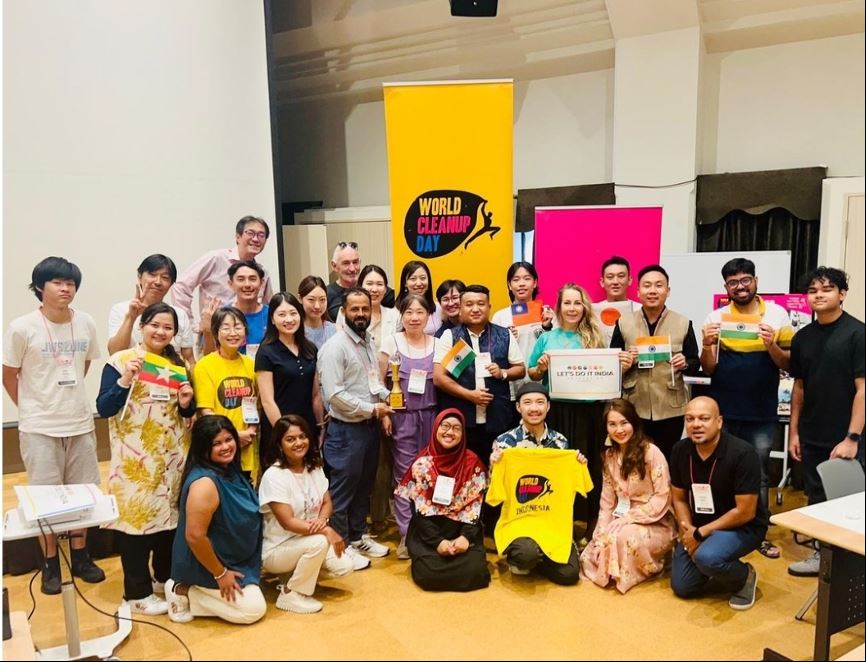 Let’s Do It Taiwan 台灣代表何凱萱, 公關長王語婕, 數位長孟繁立, Kelly Lu及青少年代表張耀天等台灣團隊5人與LDIW總部會後合影