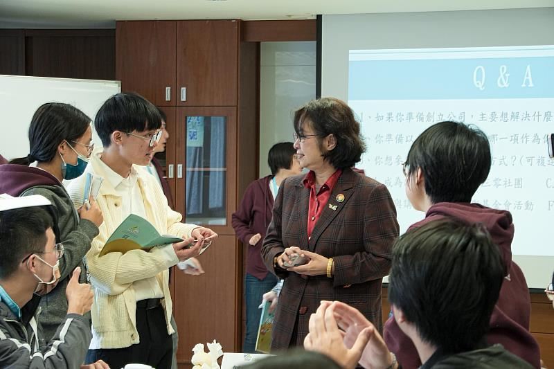Philippa Tsai, President of Foundation for Yunus Social Business Taiwan exchanged views fundraising and entrepreneurial strategies with students.