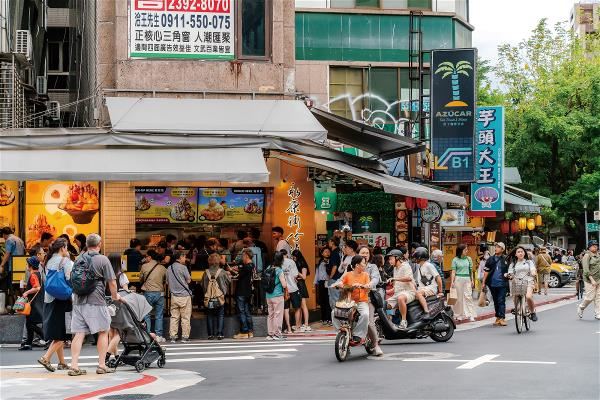 When strolling through the tourist-filled Yongkang commercial district, apart from visiting its boutiques and queuing up at its famous restaurants, be sure to take note of the area’s retro architectural vocabulary.