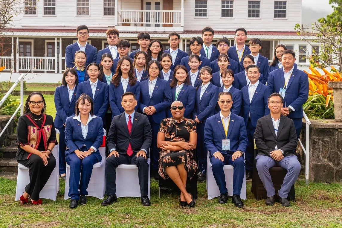 外交部國際青年大使晉見聖克里斯多福及尼維斯總督萊柏(Marcella Liburd)。
