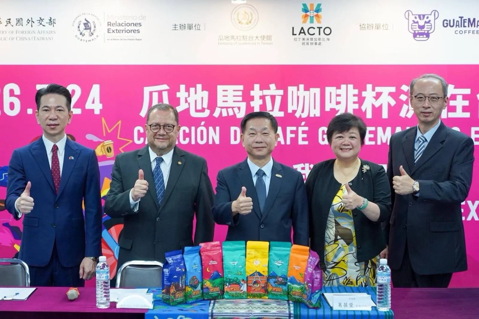 外交部常務次長葛葆萱（中）與瓜地馬拉駐台大使艾特維（Luis Raúl Estévez López，左二）出席「2026瓜地馬拉咖啡杯測會」活動，與台灣咖啡協會理事長吳怡玲（右二）、外交部拉丁美洲及加勒比海司副司長盧朝睿（右一）及拉丁美洲暨加勒比海經貿辦事處主任詹朝富（左一）共同推廣瓜地馬拉優質精品咖啡。