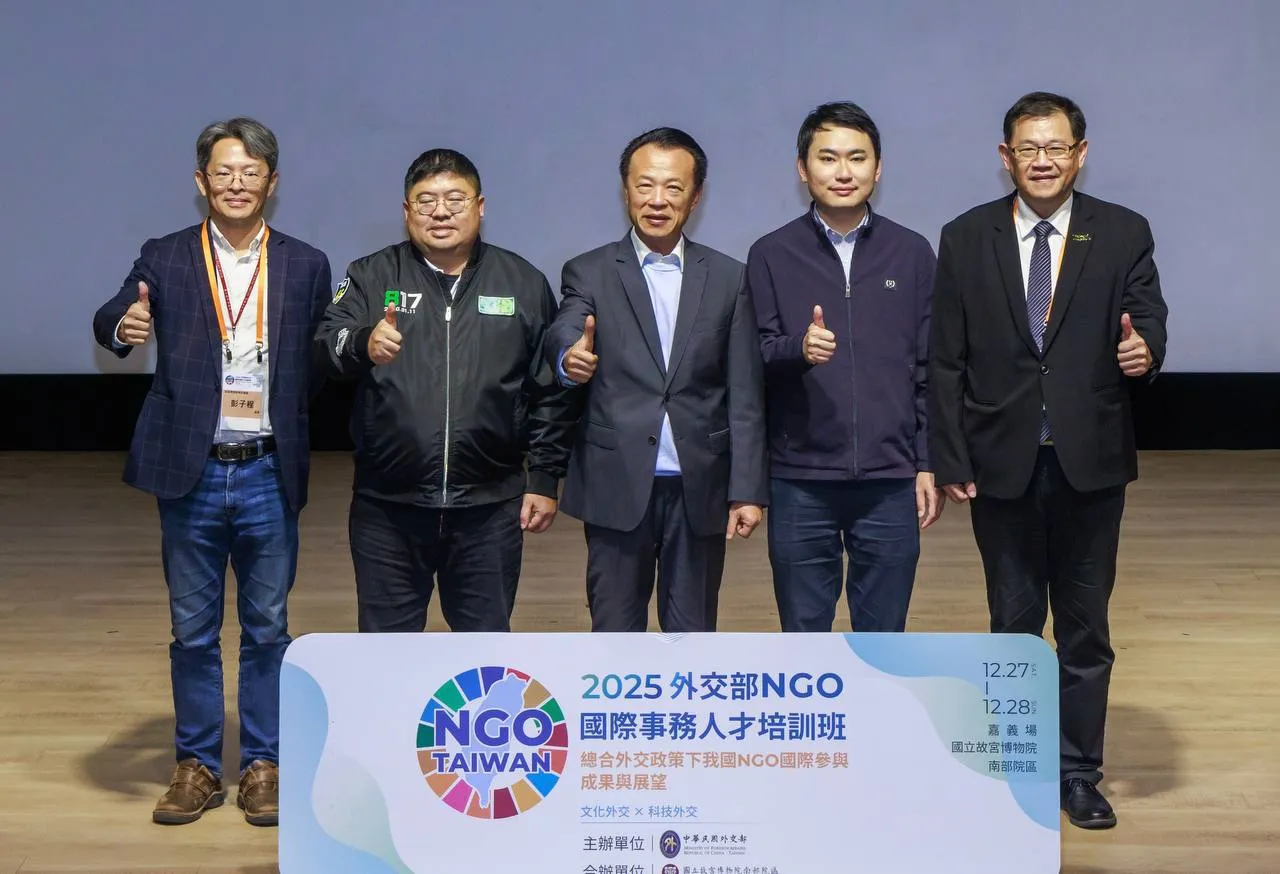 嘉義縣長翁章梁（中）、立法委員蔡易餘（左二）、陳冠廷（右二）、外交部非政府組織國際事務會執行長江振瑋（右一）、故宮博物院南部院區處長彭子程（左一）出席培訓班開幕式。