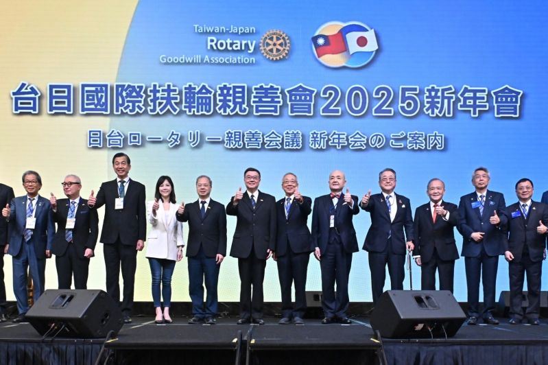 Premier Cho Jung-tai (sixth left) is joined by officials and representatives of the Taiwan-Japan Rotary Goodwill Association at the association’s new year event Jan. 19 in Taipei City. (Courtesy of Executive Yuan)