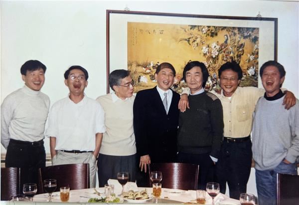在出版界數十載的初安民,與藝文人士交誼深厚,圖中人物左起:盧非易、林懷民、鄭樹森、白先勇、初安民、張大春、蔣勳。(初安民提供)