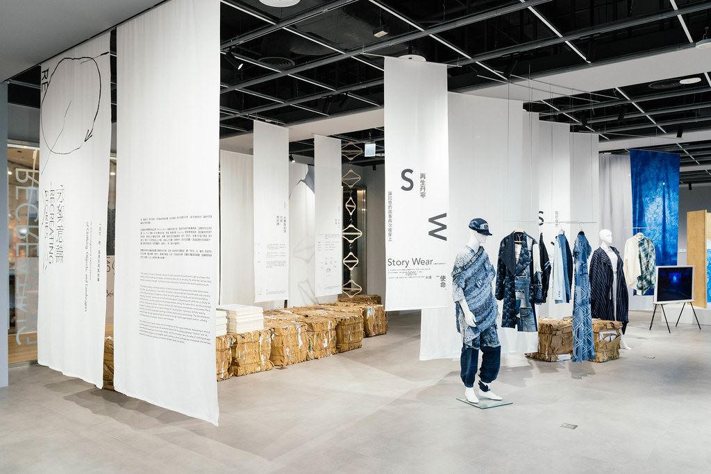 在展中看到的布條和紙張,展覽結束後都可重新再利用。圖片來源:明日製作所提供