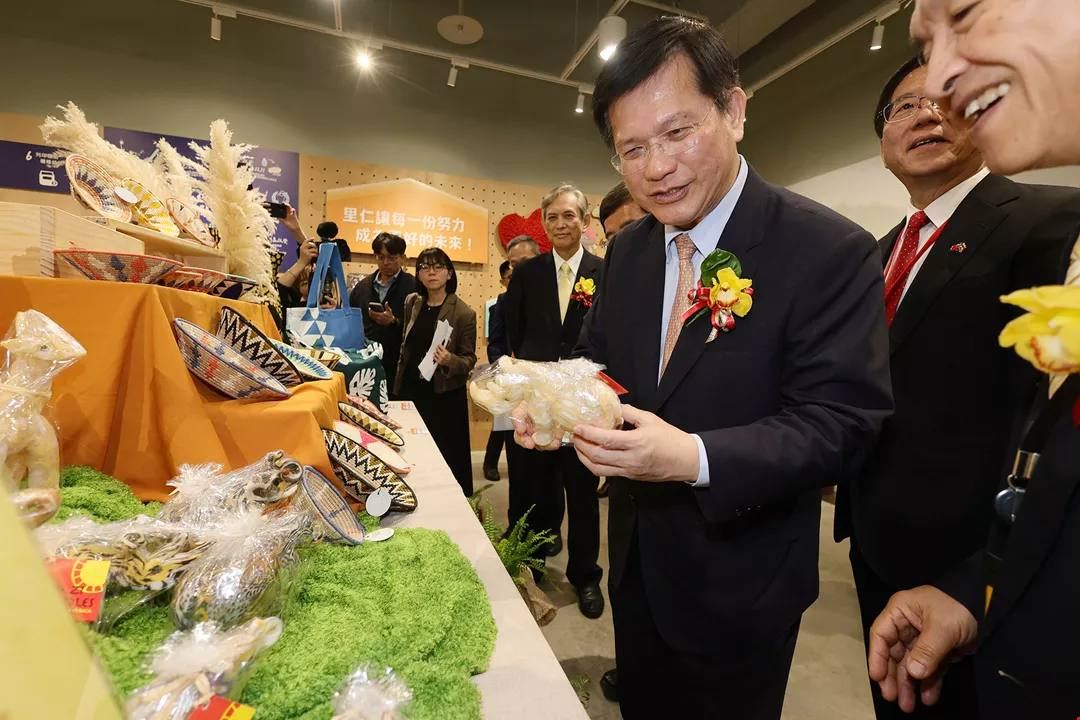 Foreign Minister Lin Chia-lung tours the product displays at the Eswatini Cultural Festival.