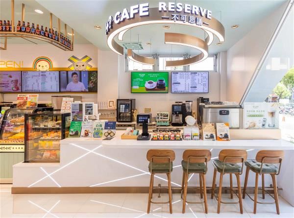 根據商圈屬性，搭配精品咖啡品牌的「CITY CAFE RESERVE」不可思議咖啡的7-ELEVEN複合店。