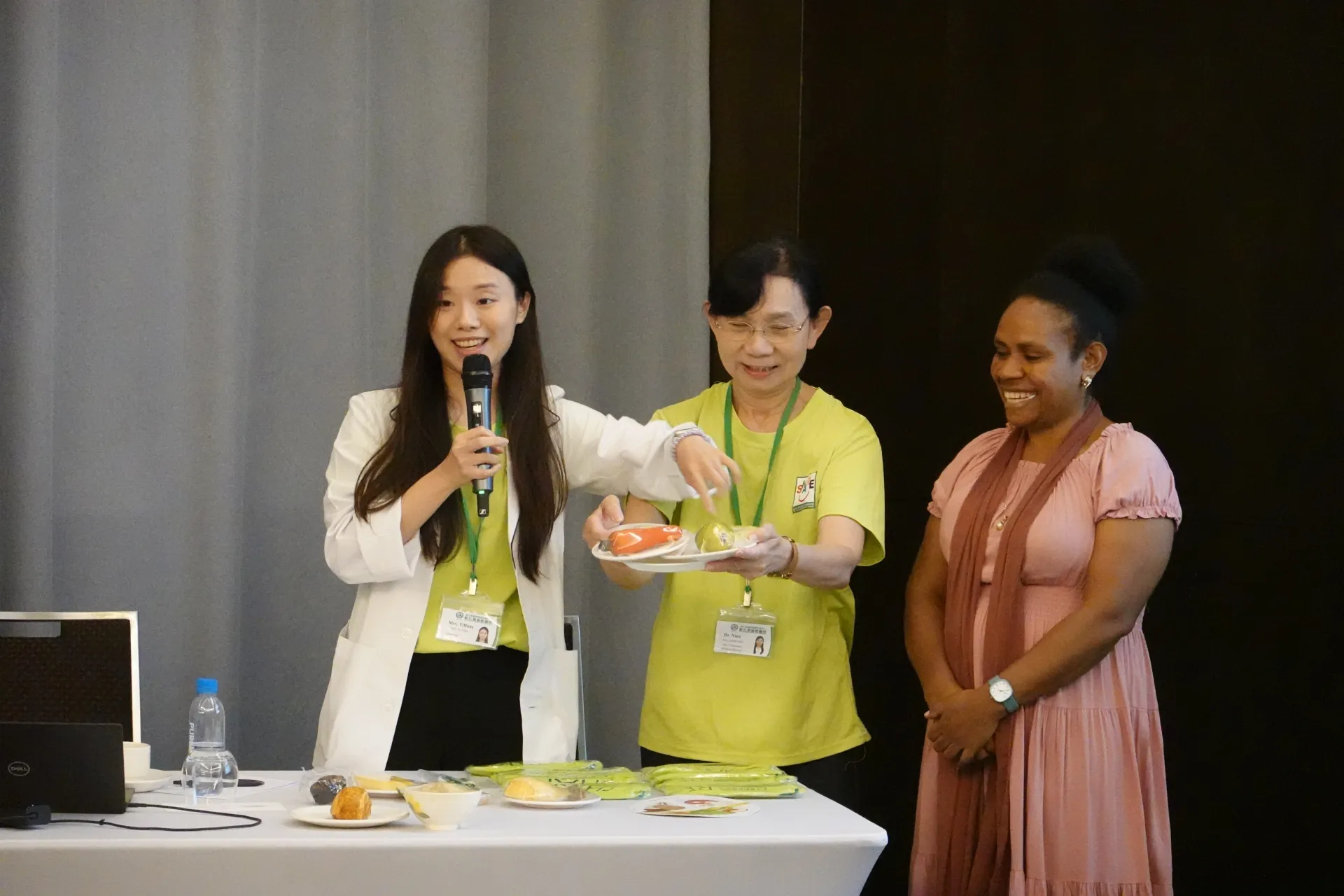 Dietitian Tiffany (left) guides a participant (right) on how to choose items using MyPlate.