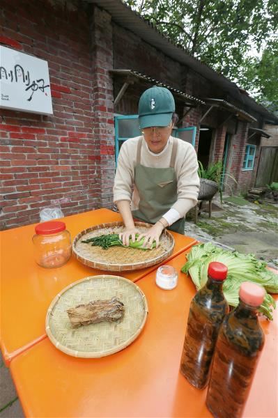 返鄉青年陳慕貞成立「剛剛好。灶下」品牌，運用在地食材推出漬物蔬食便當。