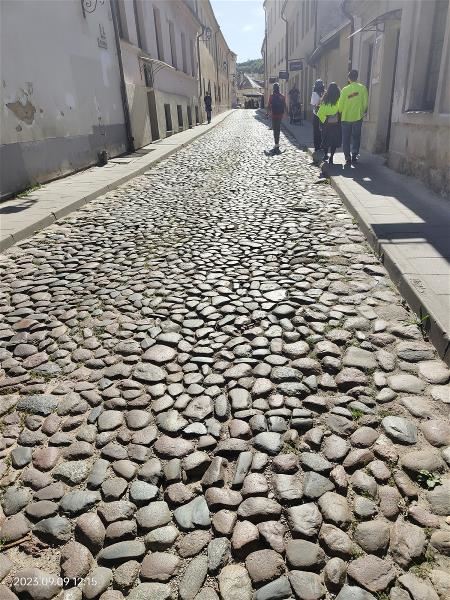 立陶宛馬拉松大約一半的路程都是石磚路。（楊鍾鼎提供）