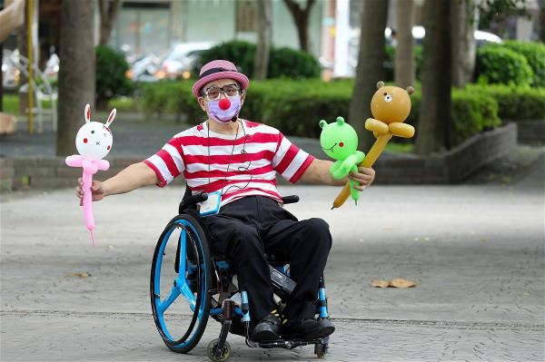 用歡笑打造友善臺灣：輪椅上的氣球小丑張世明