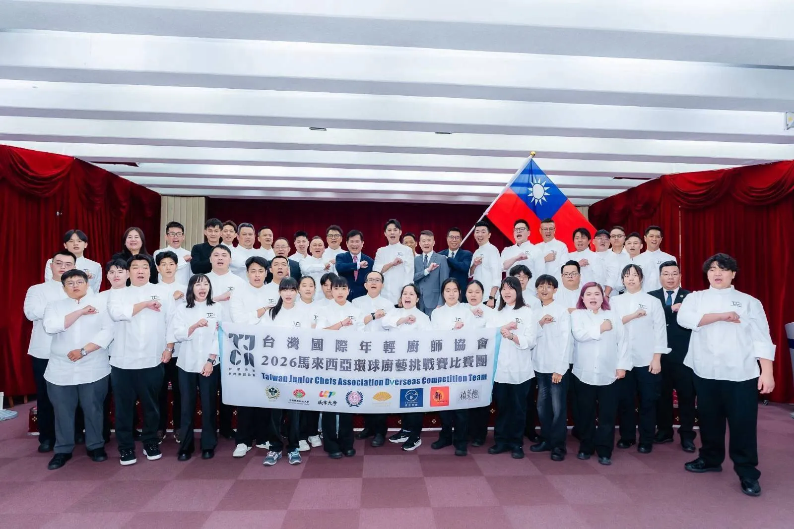 外交部長林佳龍與代表團全體成員合影。