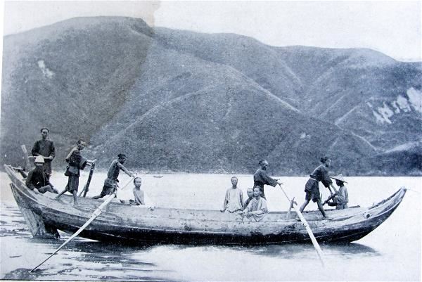 馬偕旅行傳教，圖為他（左白帽者）從宜蘭南方澳搭船往花蓮的路程中。