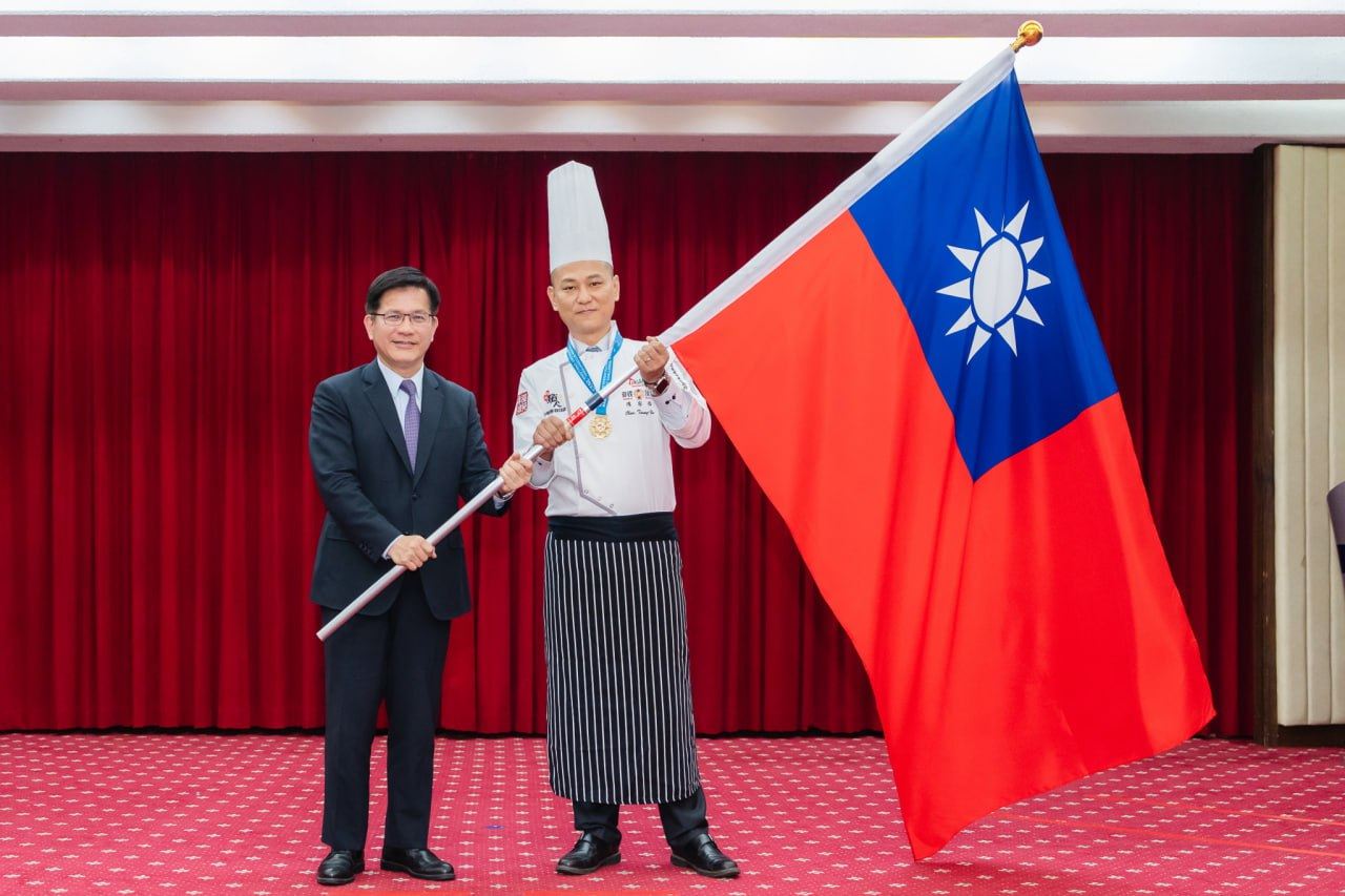 外交部長林佳龍授旗給中華料理職人餐旅交流協會理事長陳宗佑。