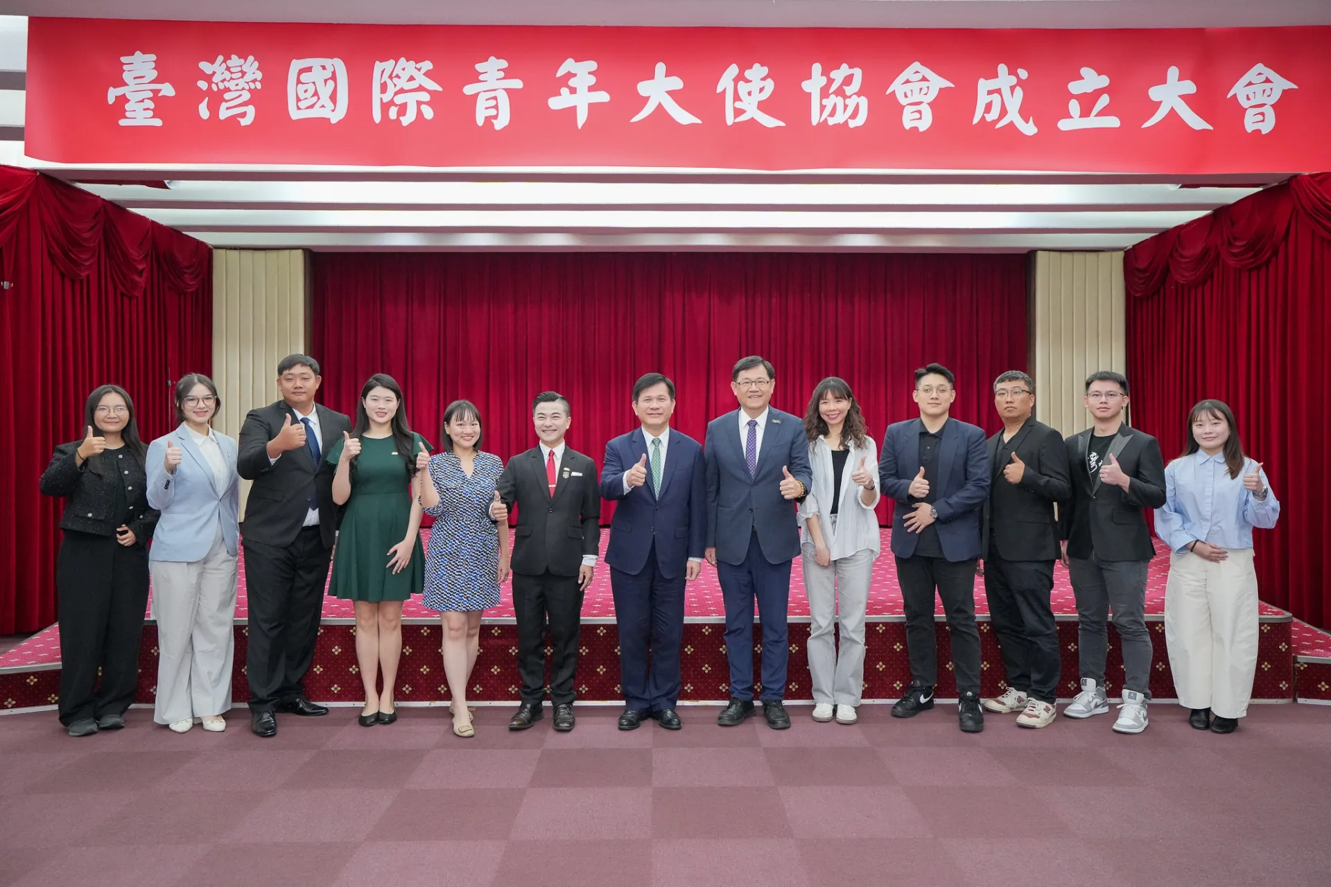 外交部長林佳龍與協會首屆理監事成員合影。
