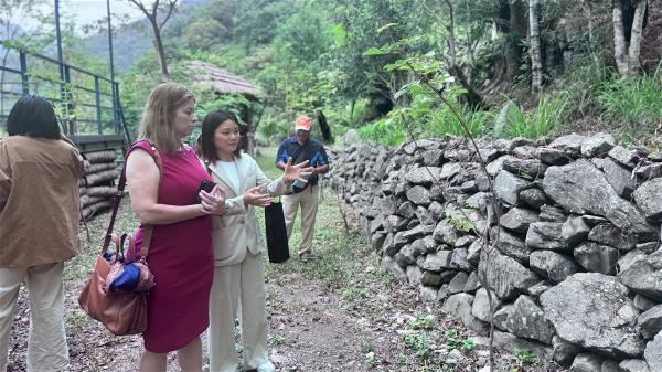 Melanie到訪卡夫龍安南島文化交流園區，體驗傳統儀式，感受到台灣原住民與土地的緊密連結，讓她覺得如回家般親切。（澳洲辦事處商務處提供）