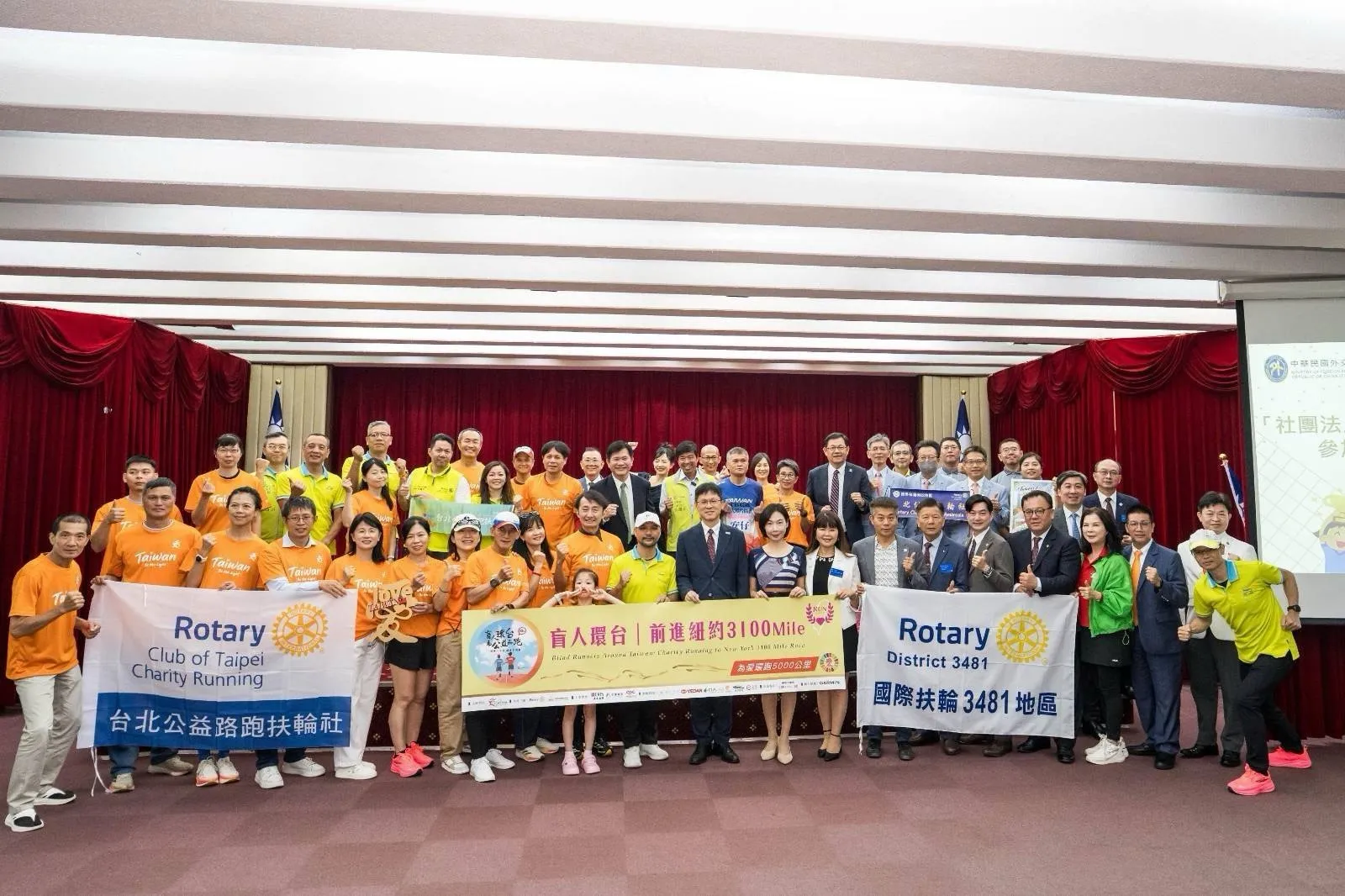 外交部長林佳龍與參與授旗儀式全體成員合影。