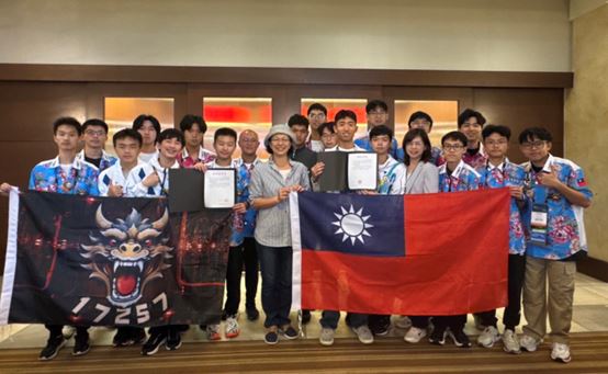 與駐休士頓辦事處處長蕭伊芳合照，並獲轉頒總統賴清德及副總統蕭美琴賀電